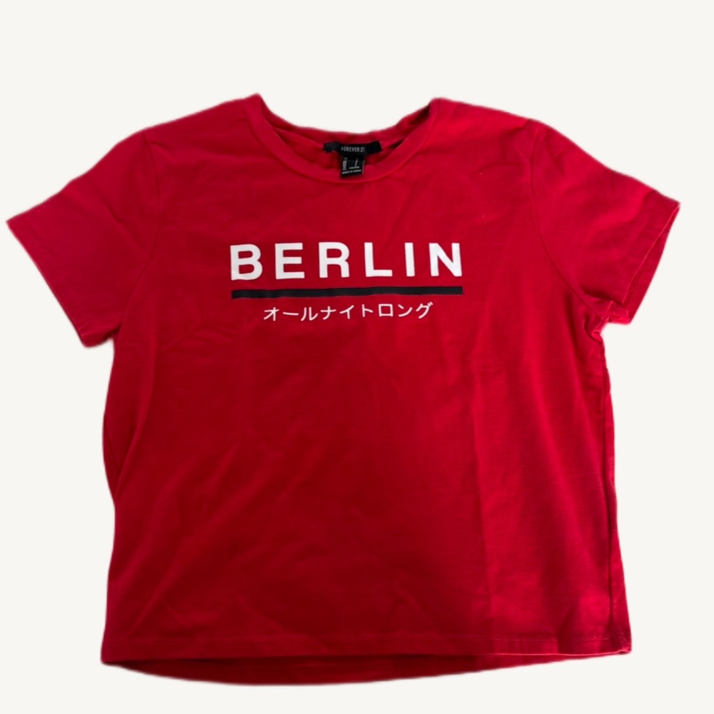 NWOT | F21 Berlin red graphic tee